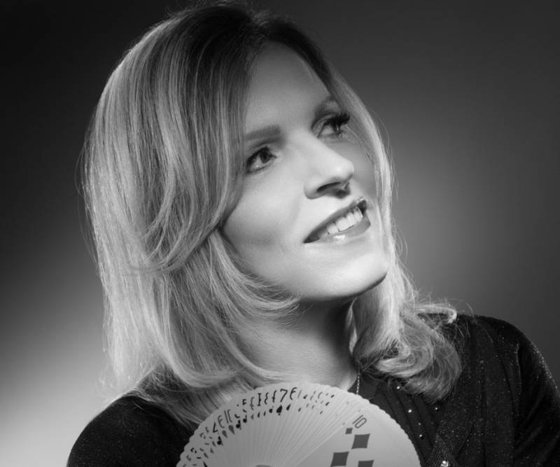 Magicien et mentaliste Zatanna sur Cannes 06, photo par Zachary Bellamy Studio Noir dans le style Harcourt